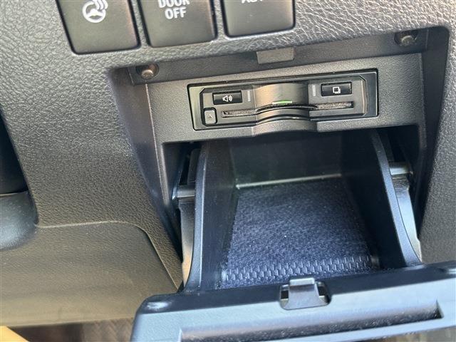 ヴェルファイア ２．５Ｚ　Ｇエディション　禁煙車　サンルーフ　黒半革　両側パワースライドドア　純正ＳＤナビ　フリップダウンモニター　パワーバックドア　パワーシート　シートメモリ　キャプテンシート　オットマン　バックカメラ　ＥＴＣ（11枚目）