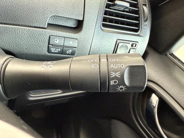 セレナ ライダー　Ｓ－ハイブリッド　純正８インチナビ　フルセグＴＶ　ＣＤ／ＤＶＤ／Ｂｌｕｅｔｏｏｔｈ　アラウンドビューモニター　後席フリップダウンモニター　インテリジェントキー　両側スライドドア　社外デジタルインナールームミラー（8枚目）