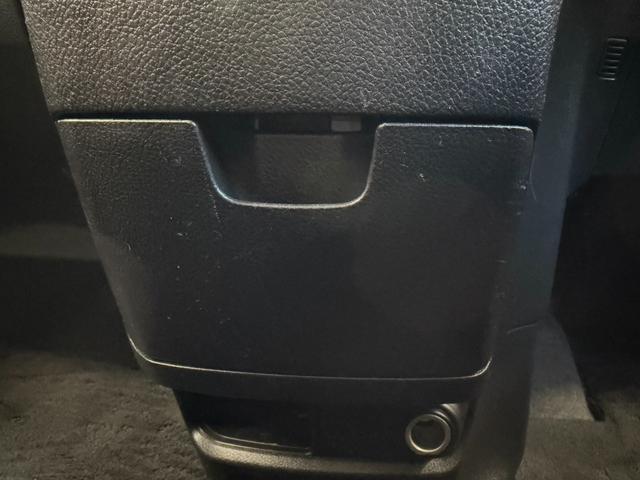 セレナ ライダー　Ｓ－ハイブリッド　純正８インチナビ　フルセグＴＶ　ＣＤ／ＤＶＤ／Ｂｌｕｅｔｏｏｔｈ　アラウンドビューモニター　後席フリップダウンモニター　インテリジェントキー　両側スライドドア　社外デジタルインナールームミラー（10枚目）