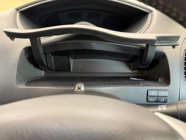 セレナ ライダー　Ｓ－ハイブリッド　純正８インチナビ　フルセグＴＶ　ＣＤ／ＤＶＤ／Ｂｌｕｅｔｏｏｔｈ　アラウンドビューモニター　後席フリップダウンモニター　インテリジェントキー　両側スライドドア　社外デジタルインナールームミラー（17枚目）