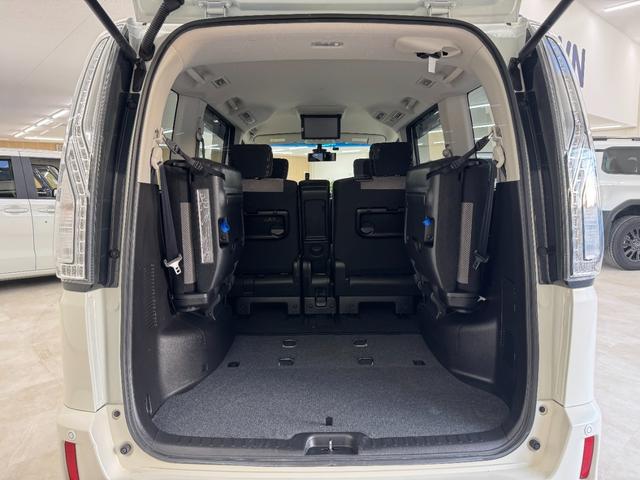 セレナ ライダー　Ｓ－ハイブリッド　純正８インチナビ　フルセグＴＶ　ＣＤ／ＤＶＤ／Ｂｌｕｅｔｏｏｔｈ　アラウンドビューモニター　後席フリップダウンモニター　インテリジェントキー　両側スライドドア　社外デジタルインナールームミラー（22枚目）