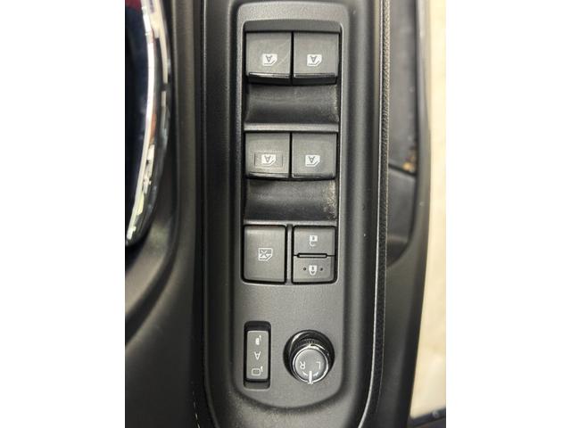 エスクァイア Gi パノラミックビューモニター TRDフロントグリル 純正フリップダウンモニター シートヒーター オートクルーズ 両側パワースライド スマートキー ETC フルセグTV/CD/DVD/Bluetooth(7枚目)