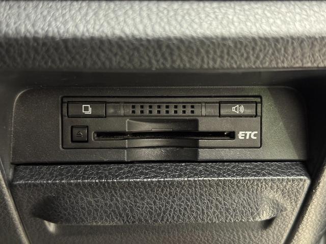 エスクァイア Gi パノラミックビューモニター TRDフロントグリル 純正フリップダウンモニター シートヒーター オートクルーズ 両側パワースライド スマートキー ETC フルセグTV/CD/DVD/Bluetooth(10枚目)