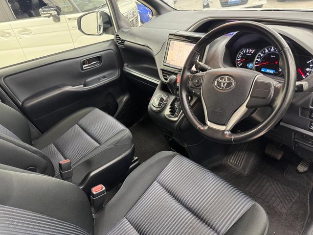 ヴォクシー ＺＳ　煌　純正９インチナビ　フルセグＴＶ　バックモニター　ＥＴＣ　プッシュスタート　両側パワースライドドア　ＬＥＤヘッドライト（8枚目）