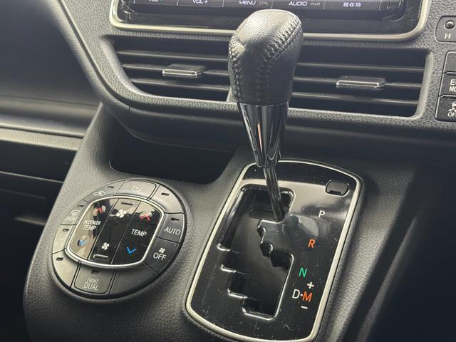 ヴォクシー ＺＳ　煌　純正９インチナビ　フルセグＴＶ　バックモニター　ＥＴＣ　プッシュスタート　両側パワースライドドア　ＬＥＤヘッドライト（25枚目）