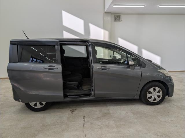 フリード Ｇ　エアロ　禁煙車　６人　片側パワースライドドア　２列目シート両側アームレスト　ＶＳＡ　助手席ヒルスタートアシスト機能　アームレスト（32枚目）