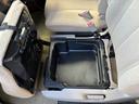 助手席下収納スペース