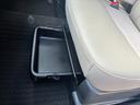 助手席下収納スペース