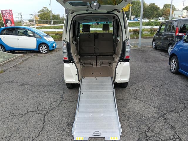 N-BOX+ G・Lパッケージ 車いす移動車 福祉車両 スロープタイプ ウインチリモコン付き ETC 運転席&助手席エアバッグ スマートキー 後席両側スライドドア 衝突安全ボデイ(3枚目)