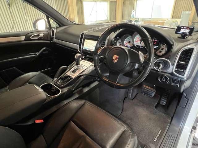 カイエン ベースグレード ティプトロニックS 4WD ガラスコーティング施工済み KW車高調 ブラックレザー 22インチ Bluetooth キャリパーコーティング施工済み ホイールコーティング施工済み(18枚目)