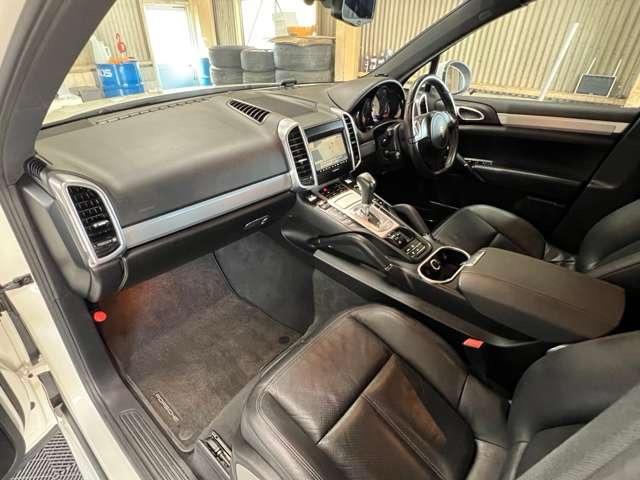 カイエン ベースグレード ティプトロニックS 4WD ガラスコーティング施工済み KW車高調 ブラックレザー 22インチ Bluetooth キャリパーコーティング施工済み ホイールコーティング施工済み(19枚目)