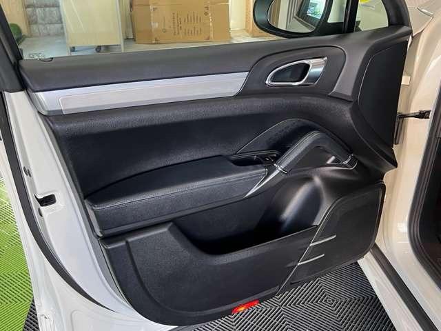 カイエン ベースグレード ティプトロニックS 4WD ガラスコーティング施工済み KW車高調 ブラックレザー 22インチ Bluetooth キャリパーコーティング施工済み ホイールコーティング施工済み(21枚目)