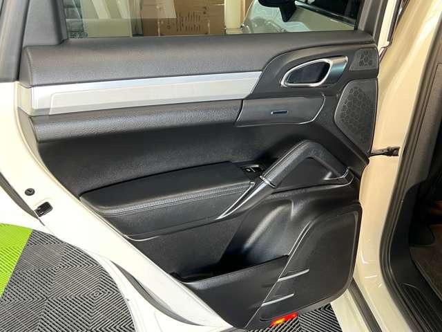 カイエン ベースグレード ティプトロニックS 4WD ガラスコーティング施工済み KW車高調 ブラックレザー 22インチ Bluetooth キャリパーコーティング施工済み ホイールコーティング施工済み(23枚目)