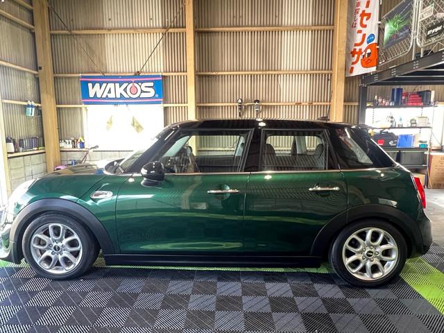 ＭＩＮＩ クーパーＳ　ローダウン　ＧＩＧＡＭＯＴダウンサス　ＧＩＧＡＭＯＴマフラーカッター　前後ドラレコ　ＭＩＮＩドライビングモード　Ｂｌｕｅｔｏｏｔｈ　ガラスコーティング施工済み（5枚目）