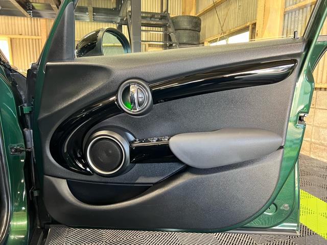 ＭＩＮＩ クーパーＳ　ローダウン　ＧＩＧＡＭＯＴダウンサス　ＧＩＧＡＭＯＴマフラーカッター　前後ドラレコ　ＭＩＮＩドライビングモード　Ｂｌｕｅｔｏｏｔｈ　ガラスコーティング施工済み（24枚目）