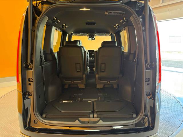 ステップワゴン スパーダ クリアランスソナー オートクルーズコントロール レーンアシスト 両側電動スライドドア オートライト 電動リアゲート スマートキー 電動格納ミラー シートヒーター 3列シート ウォークスルー オットマン(22枚目)