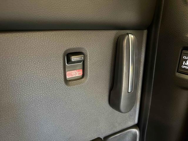 ステップワゴン スパーダ クリアランスソナー オートクルーズコントロール レーンアシスト 両側電動スライドドア オートライト 電動リアゲート スマートキー 電動格納ミラー シートヒーター 3列シート ウォークスルー オットマン(38枚目)