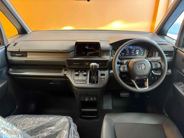 ステップワゴン スパーダ クリアランスソナー オートクルーズコントロール レーンアシスト 両側電動スライドドア オートライト 電動リアゲート スマートキー 電動格納ミラー シートヒーター 3列シート ウォークスルー オットマン(44枚目)