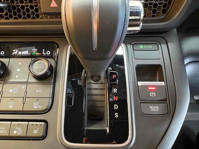 ステップワゴン スパーダ クリアランスソナー オートクルーズコントロール レーンアシスト 両側電動スライドドア オートライト 電動リアゲート スマートキー 電動格納ミラー シートヒーター 3列シート ウォークスルー オットマン(63枚目)