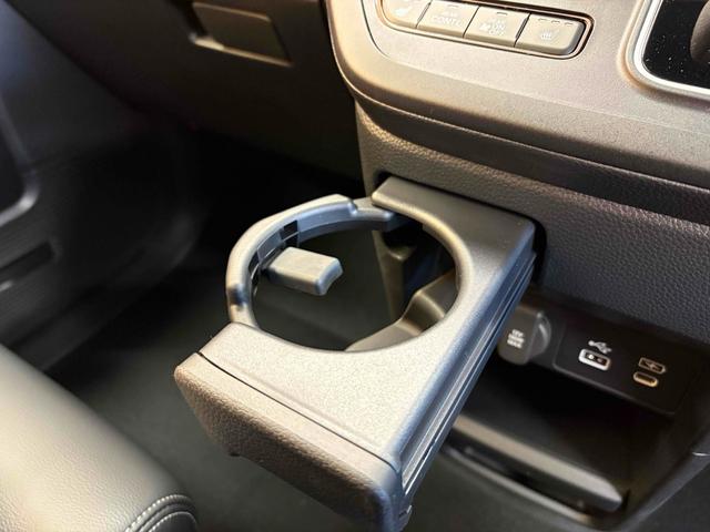 ステップワゴン スパーダ クリアランスソナー オートクルーズコントロール レーンアシスト 両側電動スライドドア オートライト 電動リアゲート スマートキー 電動格納ミラー シートヒーター 3列シート ウォークスルー オットマン(76枚目)