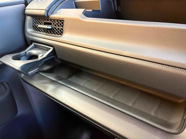 ステップワゴン スパーダ クリアランスソナー オートクルーズコントロール レーンアシスト 両側電動スライドドア オートライト 電動リアゲート スマートキー 電動格納ミラー シートヒーター 3列シート ウォークスルー オットマン(78枚目)