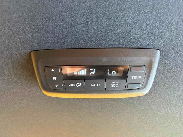 ステップワゴン スパーダ バックカメラ クリアランスソナー オートクルーズコントロール レーンアシスト 両側電動スライドドア オートライト 電動リアゲート スマートキー 電動格納ミラー シートヒーター 3列シート(40枚目)