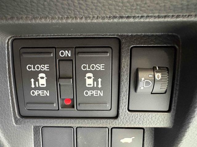 ステップワゴン スパーダ バックカメラ クリアランスソナー オートクルーズコントロール レーンアシスト 両側電動スライドドア オートライト 電動リアゲート スマートキー 電動格納ミラー シートヒーター 3列シート(50枚目)