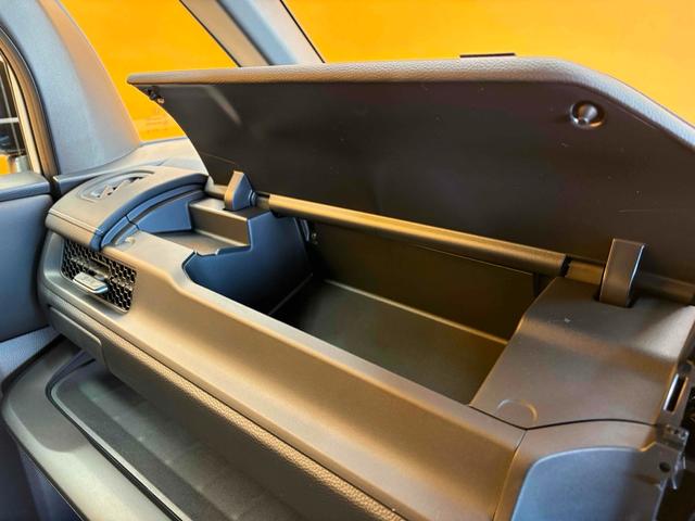 ステップワゴン スパーダ バックカメラ クリアランスソナー オートクルーズコントロール レーンアシスト 両側電動スライドドア オートライト 電動リアゲート スマートキー 電動格納ミラー シートヒーター 3列シート(79枚目)