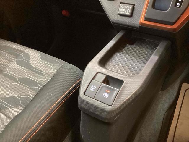 タフト G 衝突軽減B スカイルーフ 純正9インチディスプレイ パノラマモニター ETC LEDヘッドライト フォグライト スマートキー プッシュスタート アイドリングストップ 革巻きステアリング(13枚目)