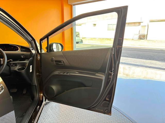 シエンタ X バックカメラ ナビ 両側スライド・片側電動 スマートキー アイドリングストップ 電動格納ミラー 3列シート ウォークスルー CVT 盗難防止システム 衝突安全ボディ ABS ESC(42枚目)