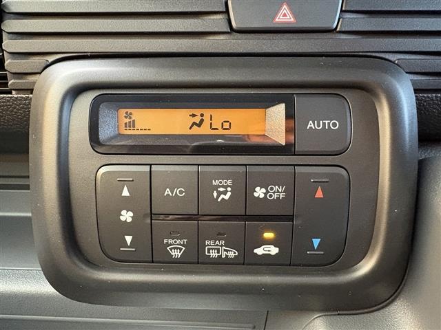 手の届きやすいところで簡単操作ができる空調付き！オールシーズンお好みの温度調節ができます。