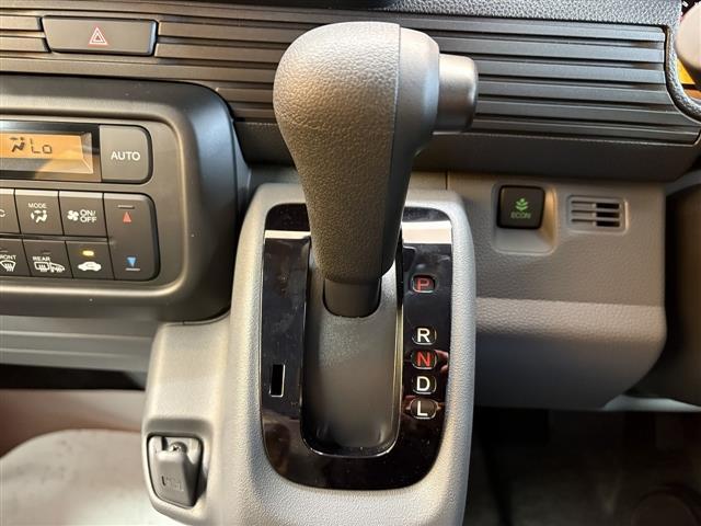 シフトレバー。ぜひ一度お客様の目で確認してください。