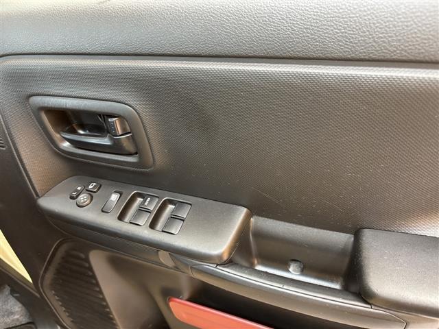 パワーウィンドウのスイッチですよ。運転席に居ながら窓を開け閉めのコントロールできますよ。