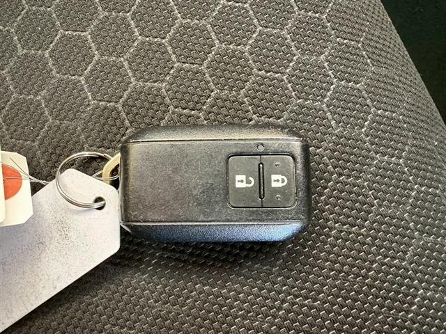 付いてて便利！とても人気の高い装備のスマートキーシステム。キーを携帯しているだけで、ドアロックの開閉並びにエンジンの始動が可能な装備です。プッシュスタートですのでエンジンの始動もボタンを押すだけです