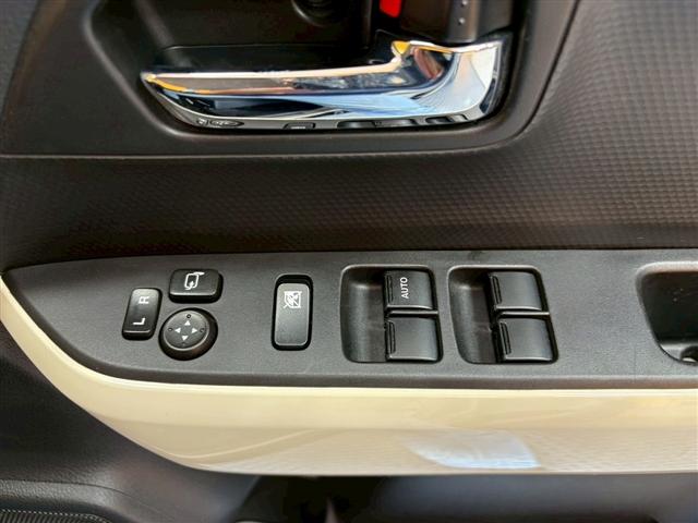 パワーウィンドウのスイッチですよ。運転席に居ながら窓を開け閉めのコントロールできますよ。