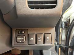 『アイドリングストップ』クルマが停車すると自動的にエンジンを停止し、無駄な燃料消費や排出ガスを抑えます。素早くエンジンを再始動させるなど、ドライバーの感覚とズレのない自然な制御を目指しています。 2