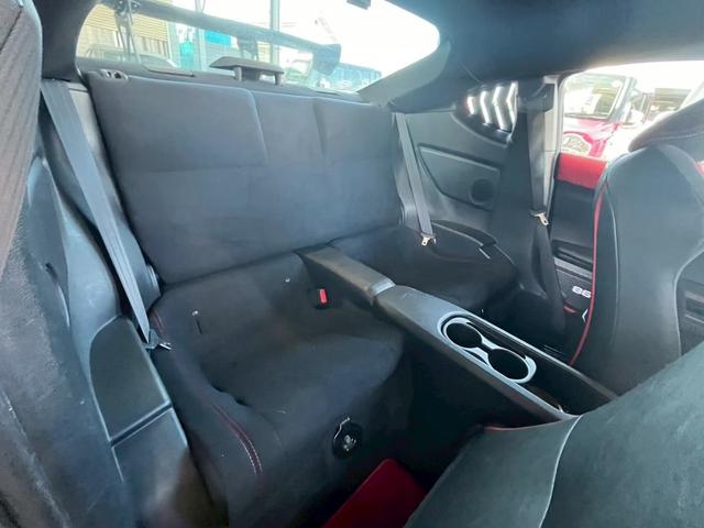 ８６ ＧＴ　１年保証付　６速ＭＴ　ＷＯＲＫエモーション１８アルミ　ＴＲＤエアロ　ＴＲＤマフラー　大型リアウィング　ナビ　フルセグＴＶ　Ｂｌｕｅｔｏｏｔｈ　スマートキー　ＥＴＣ（5枚目）