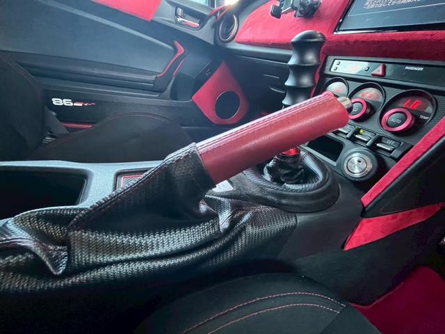 ８６ ＧＴ　１年保証付　６速ＭＴ　ＷＯＲＫエモーション１８アルミ　ＴＲＤエアロ　ＴＲＤマフラー　大型リアウィング　ナビ　フルセグＴＶ　Ｂｌｕｅｔｏｏｔｈ　スマートキー　ＥＴＣ（9枚目）