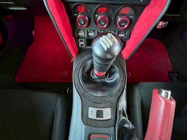 ８６ ＧＴ　１年保証付　６速ＭＴ　ＷＯＲＫエモーション１８アルミ　ＴＲＤエアロ　ＴＲＤマフラー　大型リアウィング　ナビ　フルセグＴＶ　Ｂｌｕｅｔｏｏｔｈ　スマートキー　ＥＴＣ（12枚目）