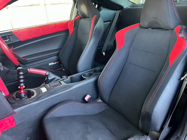 ８６ ＧＴ　１年保証付　６速ＭＴ　ＷＯＲＫエモーション１８アルミ　ＴＲＤエアロ　ＴＲＤマフラー　大型リアウィング　ナビ　フルセグＴＶ　Ｂｌｕｅｔｏｏｔｈ　スマートキー　ＥＴＣ（21枚目）