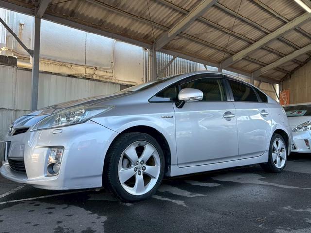 プリウス Ｓツーリングセレクション　１年保証付き　ナビ　ＴＶ　ＥＴＣ　スマートキー　オートライト　プッシュスタート　純正アルミホイール　電動格納ミラー　オートエアコン　パワーウインドウ（4枚目）