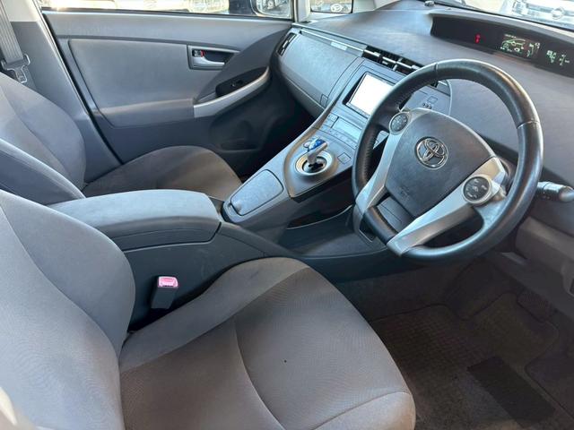 プリウス Ｓツーリングセレクション　１年保証付き　ナビ　ＴＶ　ＥＴＣ　スマートキー　オートライト　プッシュスタート　純正アルミホイール　電動格納ミラー　オートエアコン　パワーウインドウ（12枚目）