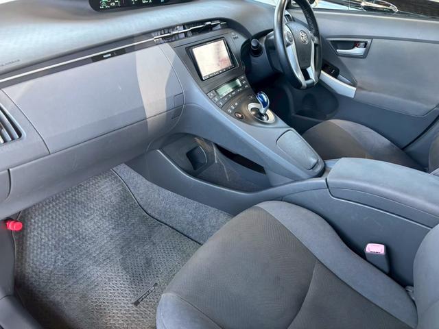 プリウス Ｓツーリングセレクション　１年保証付き　ナビ　ＴＶ　ＥＴＣ　スマートキー　オートライト　プッシュスタート　純正アルミホイール　電動格納ミラー　オートエアコン　パワーウインドウ（13枚目）