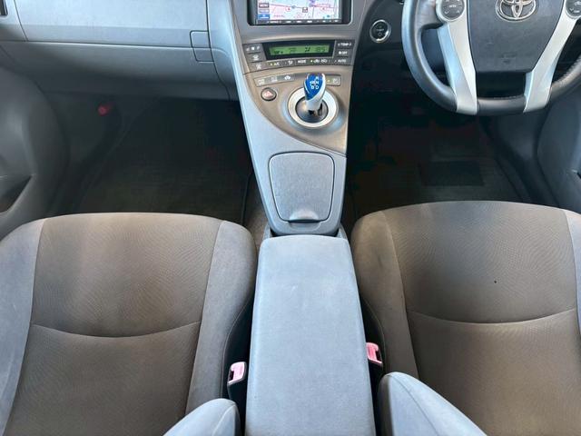 プリウス Ｓツーリングセレクション　１年保証付き　ナビ　ＴＶ　ＥＴＣ　スマートキー　オートライト　プッシュスタート　純正アルミホイール　電動格納ミラー　オートエアコン　パワーウインドウ（21枚目）