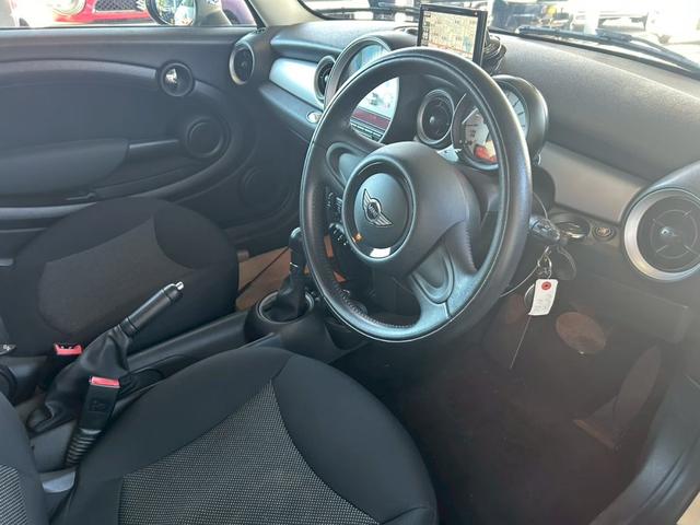 ＭＩＮＩ クーパー　クラブマン　６か月保証付き　ナビ　ＴＶ　ＥＴＣ　黒色オプション　スマートキー　ツートンカラー（6枚目）