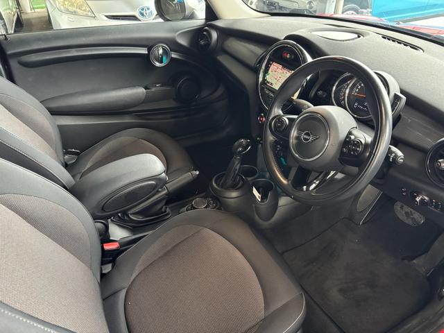 ＭＩＮＩ クーパーＤ　半年保証　純正ナビ　Ｂカメラ　ドラレコ前後　ＥＴＣ　Ｂｌｕｅｔｏｏｔｈ　クルコン　純正アルミホイール　アームレスト　インテリジェントセーフティー（15枚目）