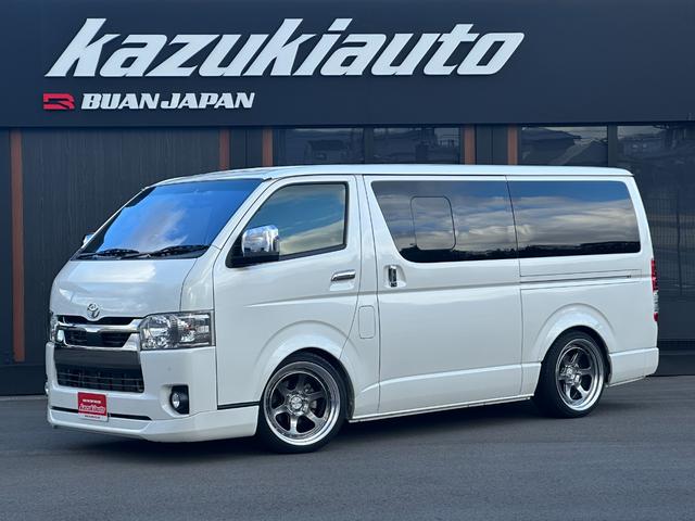 ハイエースバン スーパーＧＬ　ダークプライムＩＩ　ローダウン仕様／社外アルミホイール／ベッドキット付き／車中泊／カスタム車両／ガソリン車／両側スライドドア／シートカバー／パールホワイト車両（2枚目）