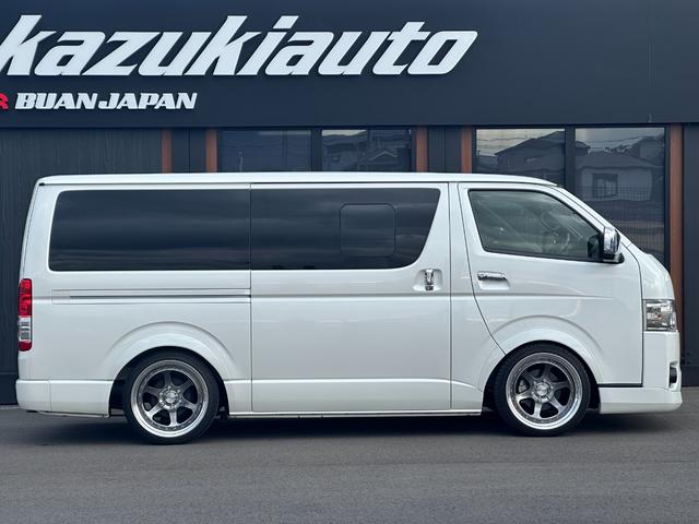 ハイエースバン スーパーＧＬ　ダークプライムＩＩ　ローダウン仕様／社外アルミホイール／ベッドキット付き／車中泊／カスタム車両／ガソリン車／両側スライドドア／シートカバー／パールホワイト車両（4枚目）