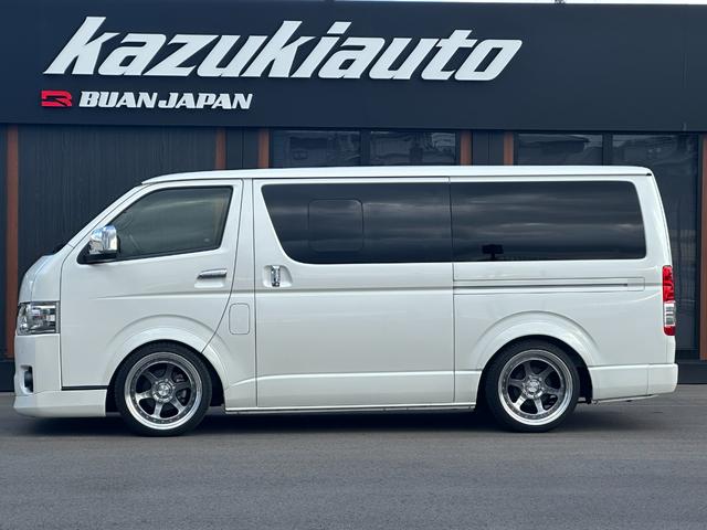 ハイエースバン スーパーＧＬ　ダークプライムＩＩ　ローダウン仕様／社外アルミホイール／ベッドキット付き／車中泊／カスタム車両／ガソリン車／両側スライドドア／シートカバー／パールホワイト車両（5枚目）
