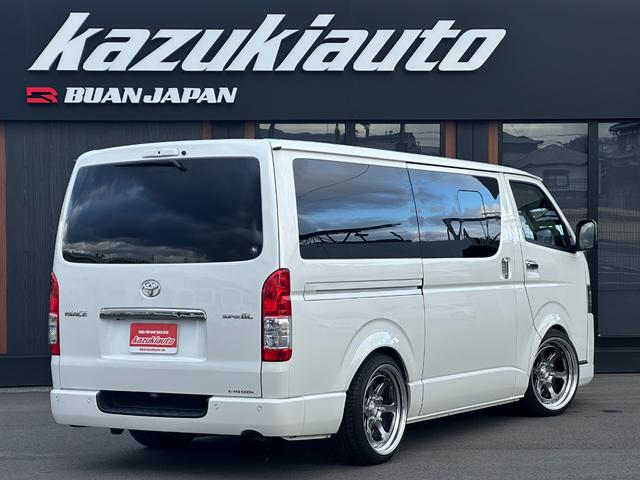 ハイエースバン スーパーＧＬ　ダークプライムＩＩ　ローダウン仕様／社外アルミホイール／ベッドキット付き／車中泊／カスタム車両／ガソリン車／両側スライドドア／シートカバー／パールホワイト車両（6枚目）